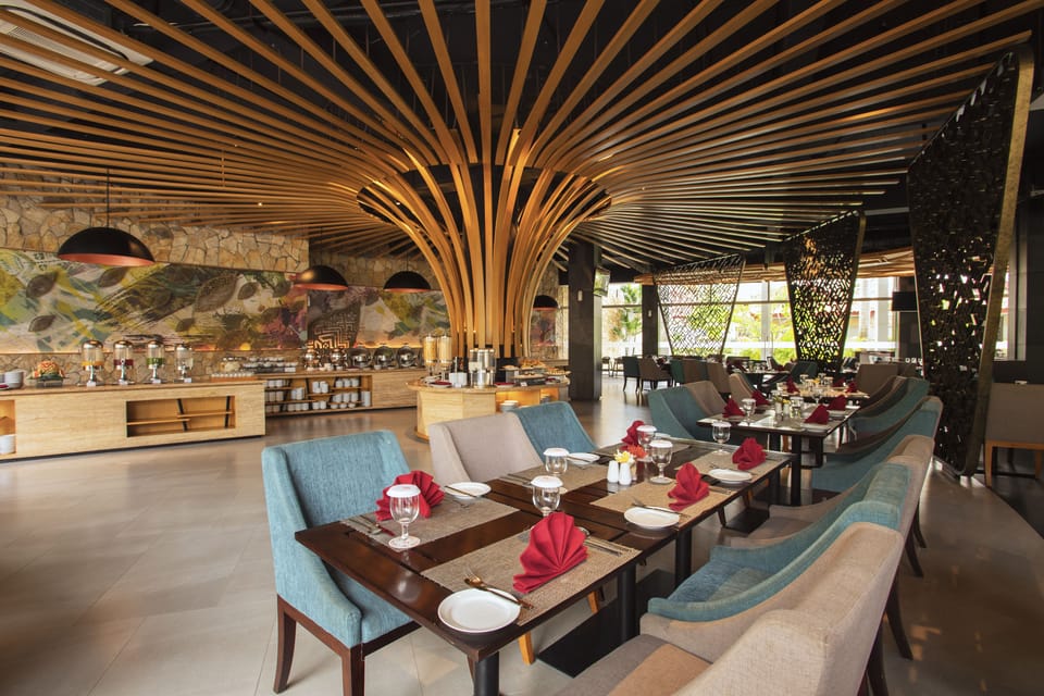 2 restaurants; breakfast, lunch, and dinner served