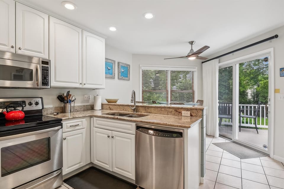 Large eat in kitchen 