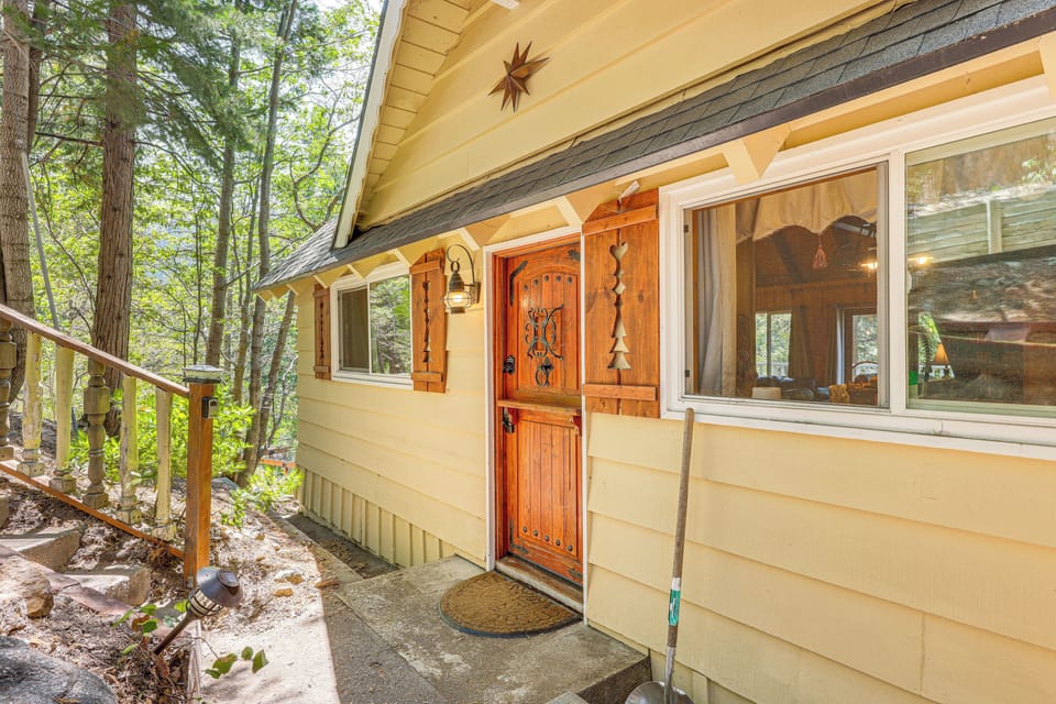 Property Entrance | 3-Story Cabin
