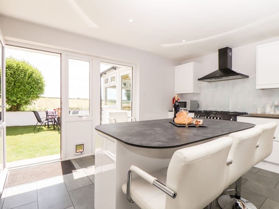 Cottage | Private kitchen | Fridge, microwave, dishwasher, electric kettle