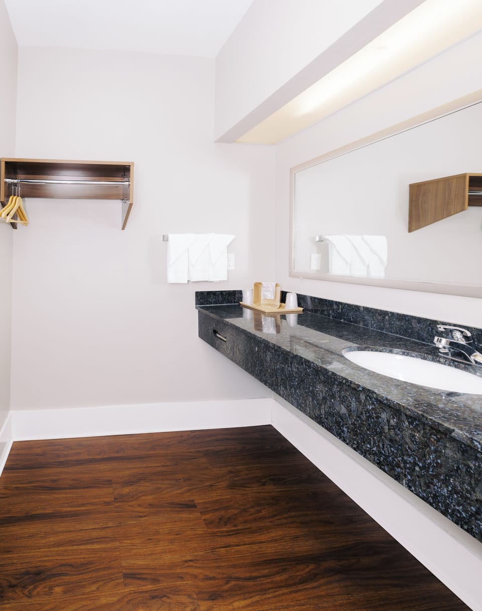 Standard Room | Bathroom | Bathtub, free toiletries, hair dryer, soap