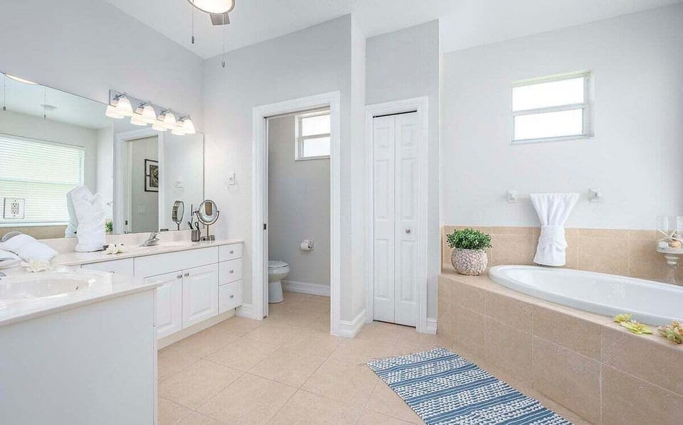 Main Bathroom with Dual Sinks, Walk in Shower & Soaking Tub