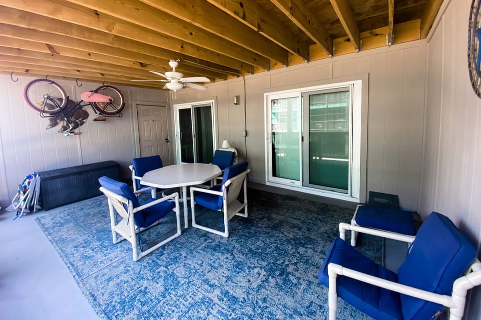 Enjoy dinner outside. Lots of space for beach gear, we have 2 chairs for you! 