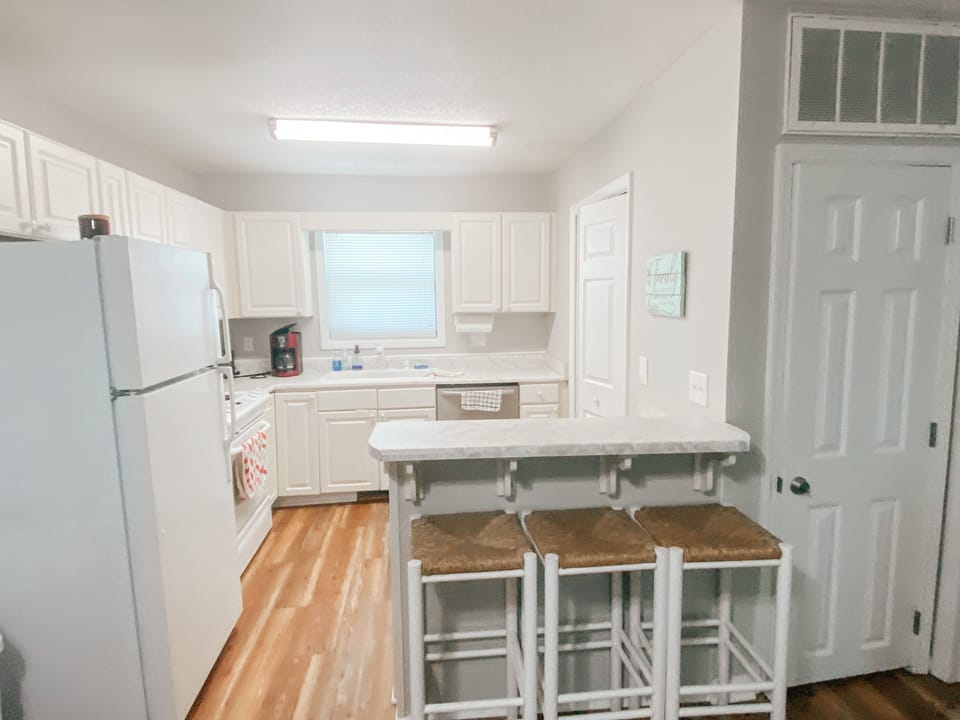 The kitchen has a breakfast bar with 3 bar stools.