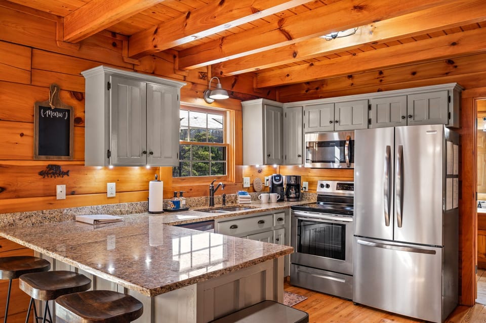 Beautifully equipped kitchen, stainless appliances, ice maker in the freezer below.
