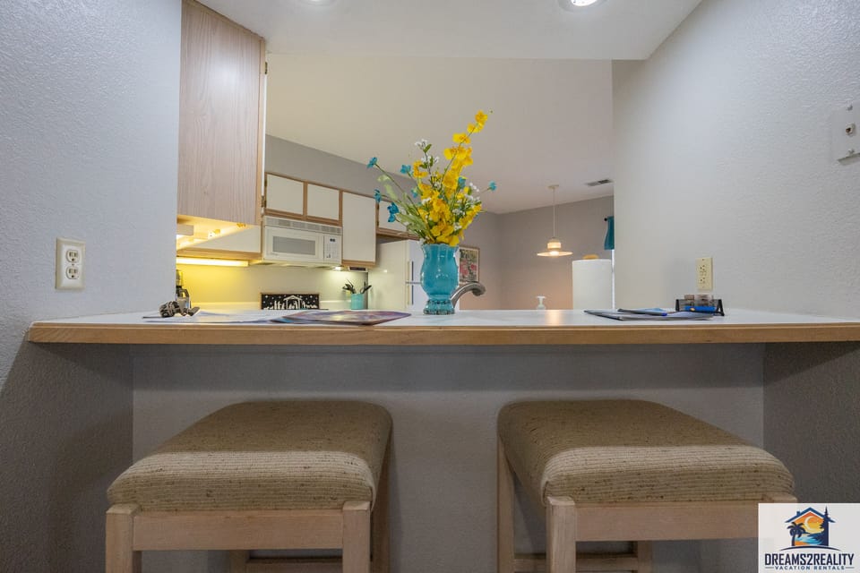 Breakfast Bar with Bar Stools