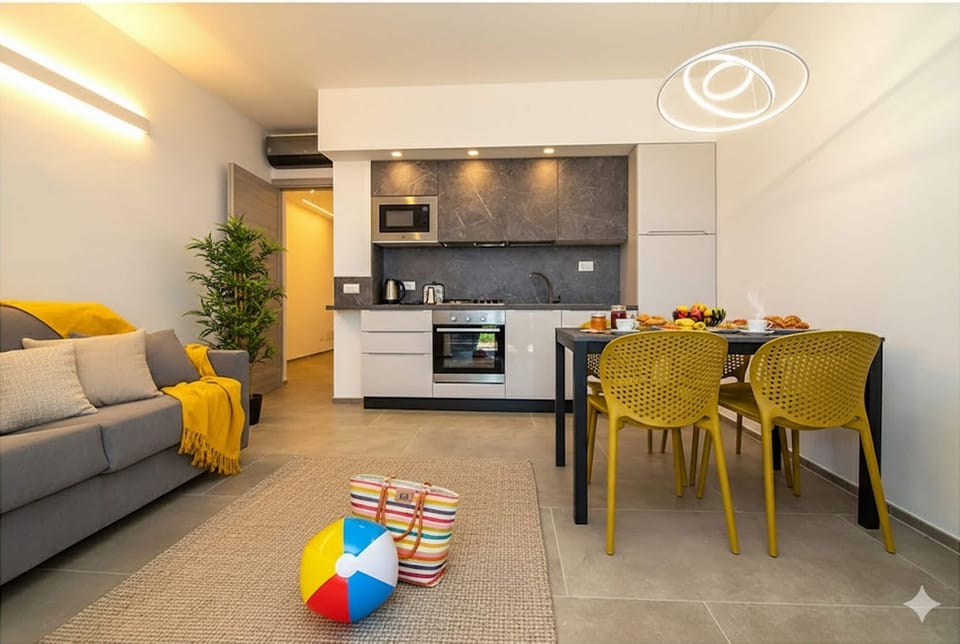 Apartment, 1 Bedroom | Private kitchen | Fridge, oven, stovetop, cookware/dishes/utensils
