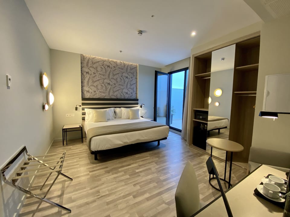 In-room safe, soundproofing, free WiFi, bed sheets