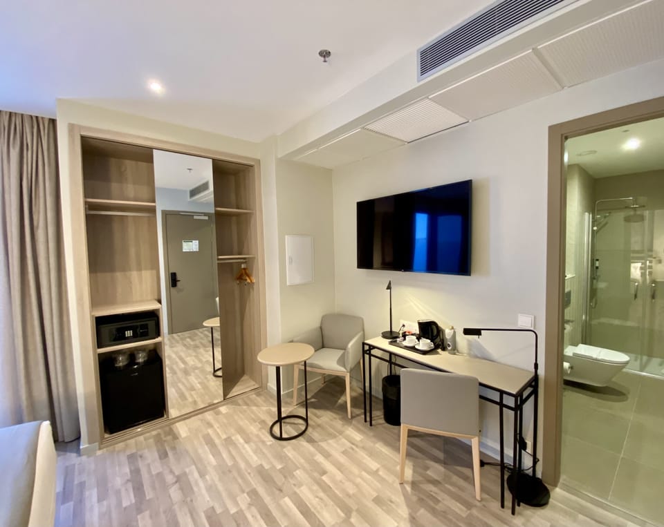 In-room safe, soundproofing, free WiFi, bed sheets