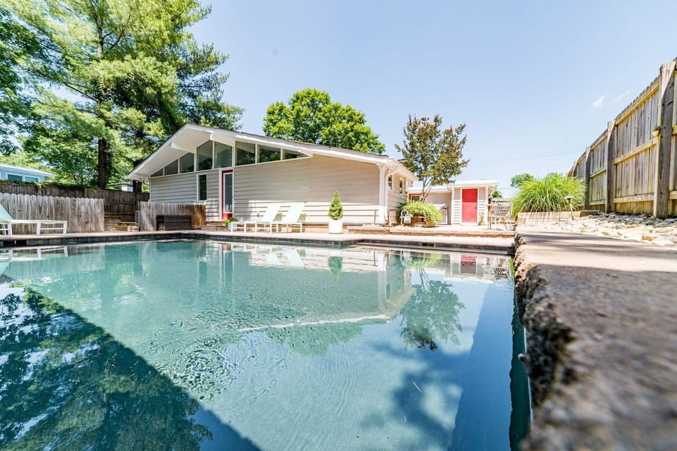 Welcome to the Midcentury Minimalist! Everything you need without the clutter.