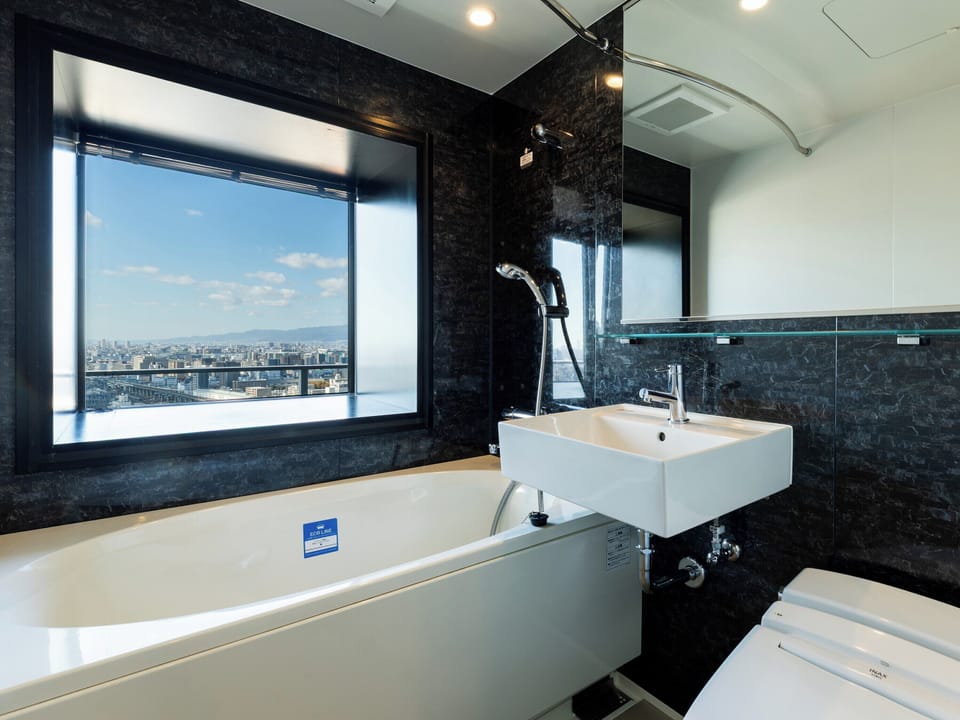 Deluxe Twin Room, Non Smoking | Bathroom | Combined shower/tub, free toiletries, hair dryer, slippers
