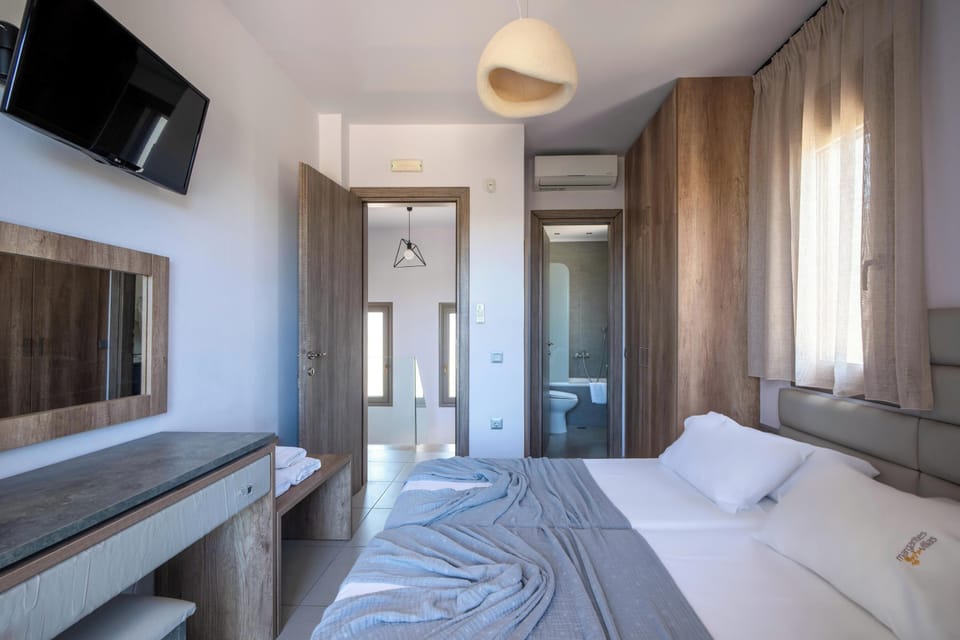 Comfortable room with smart TV, en-suite, and flexible bedding.