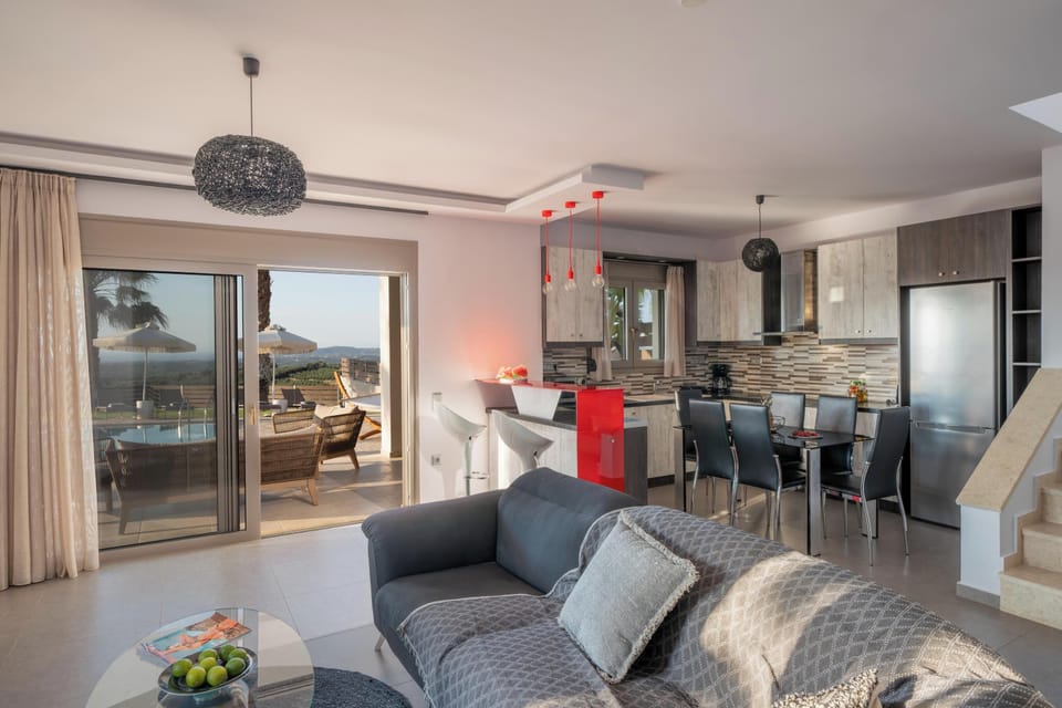 The living room offers direct access tao the veranda.