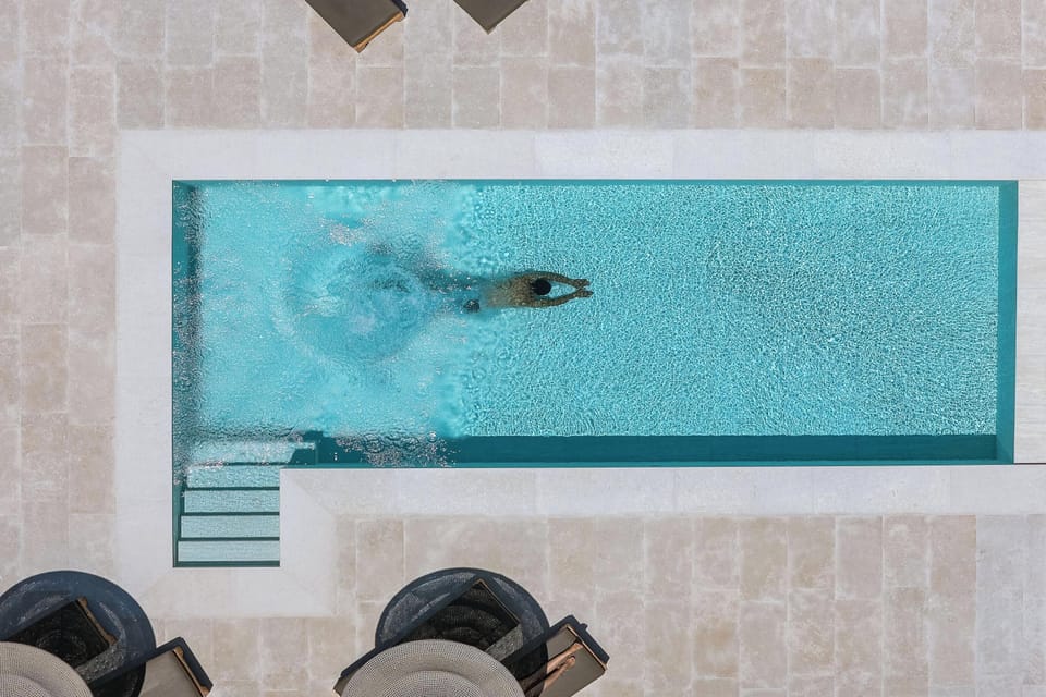 The villa offers a 40 m² private infinity swimming pool. The pool can be heated with an additional charge