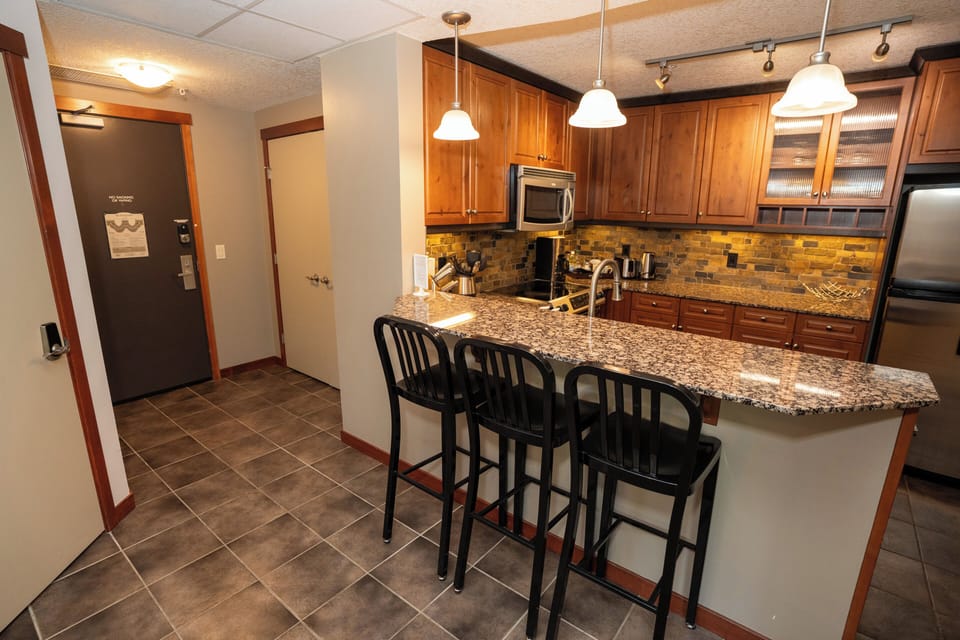 Enjoy breakfast at the kitchen breakfast bar