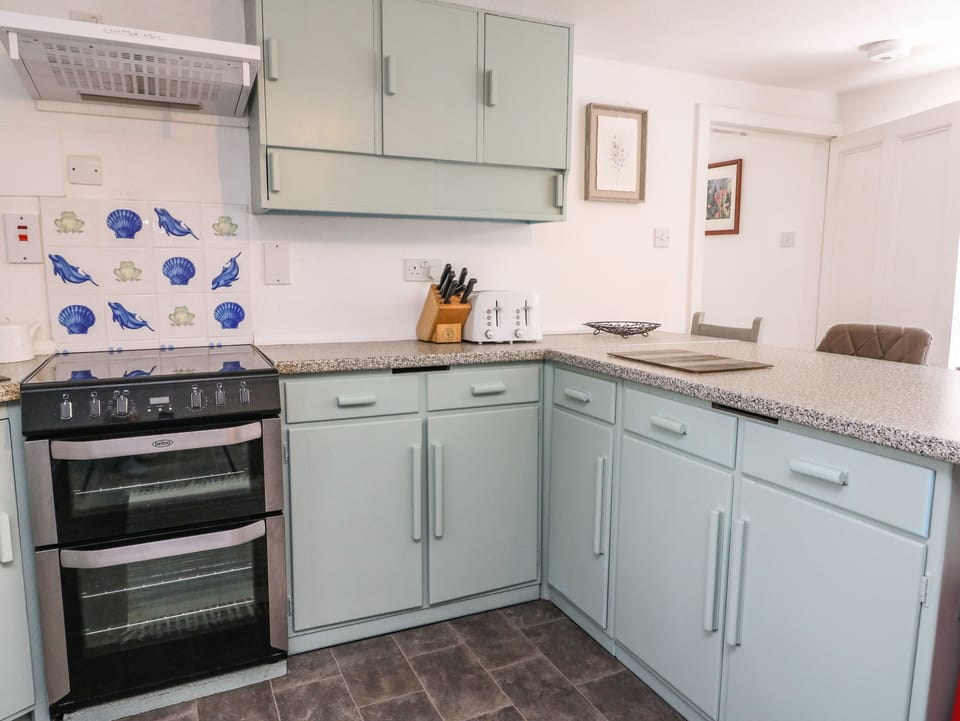 Cottage | Private kitchen | Fridge, microwave, dishwasher, electric kettle