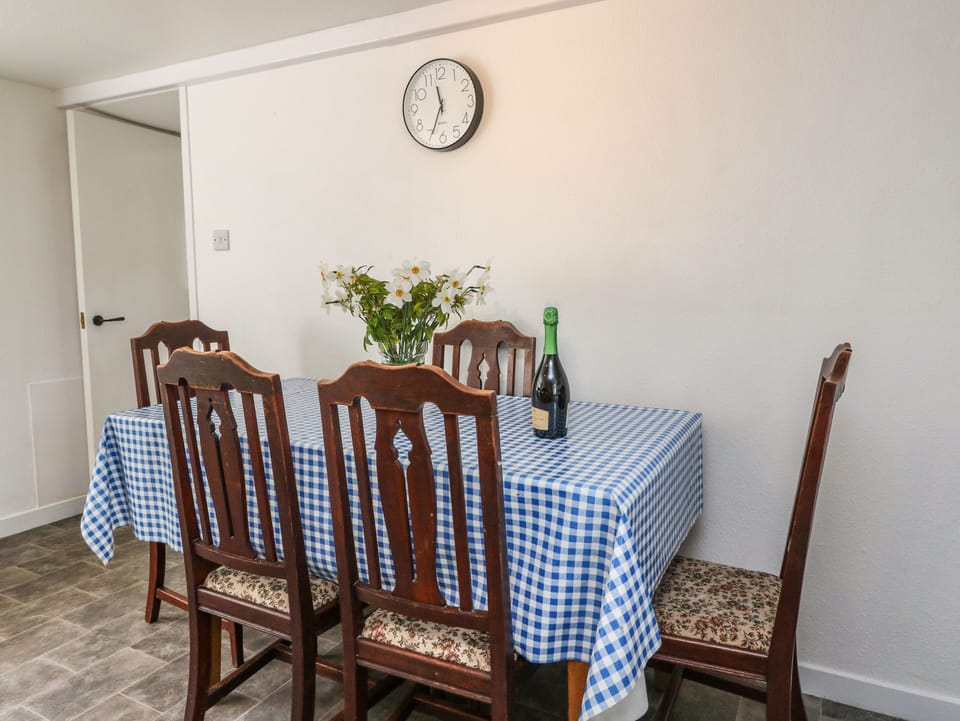 Cottage | Private kitchen | Fridge, microwave, dishwasher, electric kettle