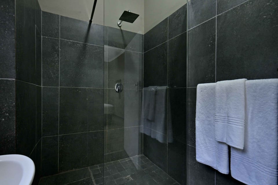 Family Room | Bathroom | Combined shower/tub, towels, soap, shampoo