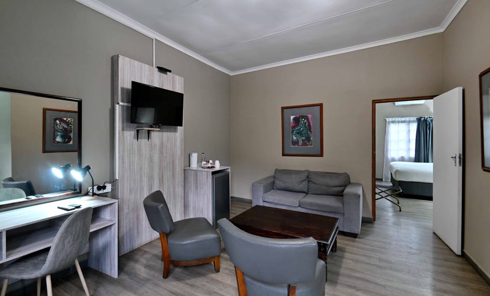 Family Room | Living area | 32-inch flat-screen TV with satellite channels, TV