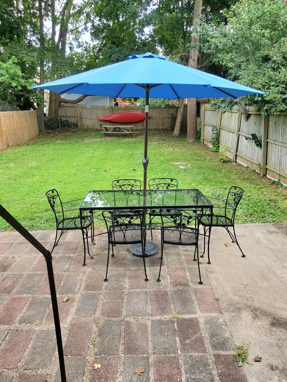 Kayak in photo is not available to guests per our insurance company.