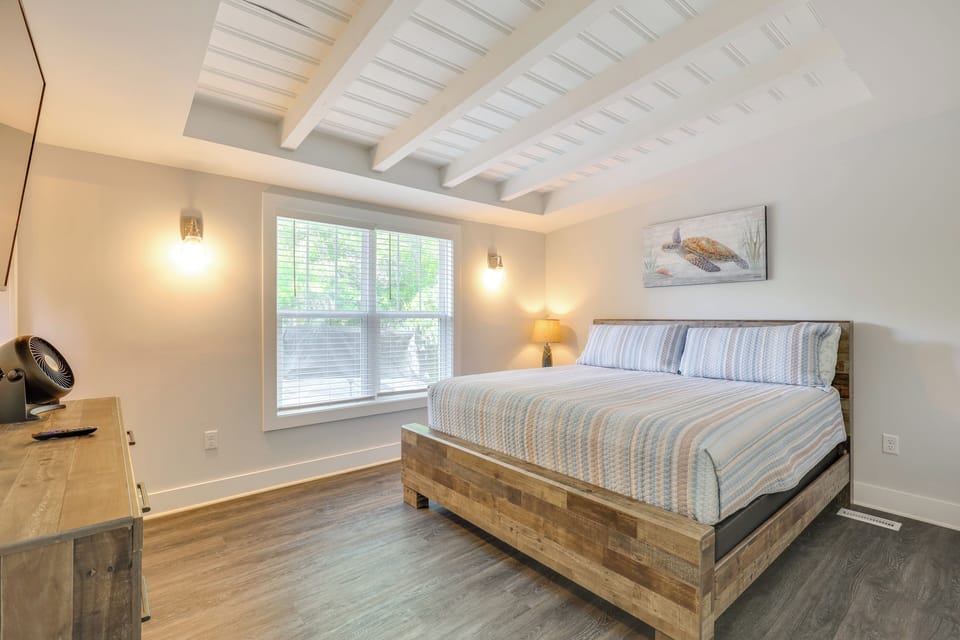 Bedroom 1 | King Bed | Linens Provided