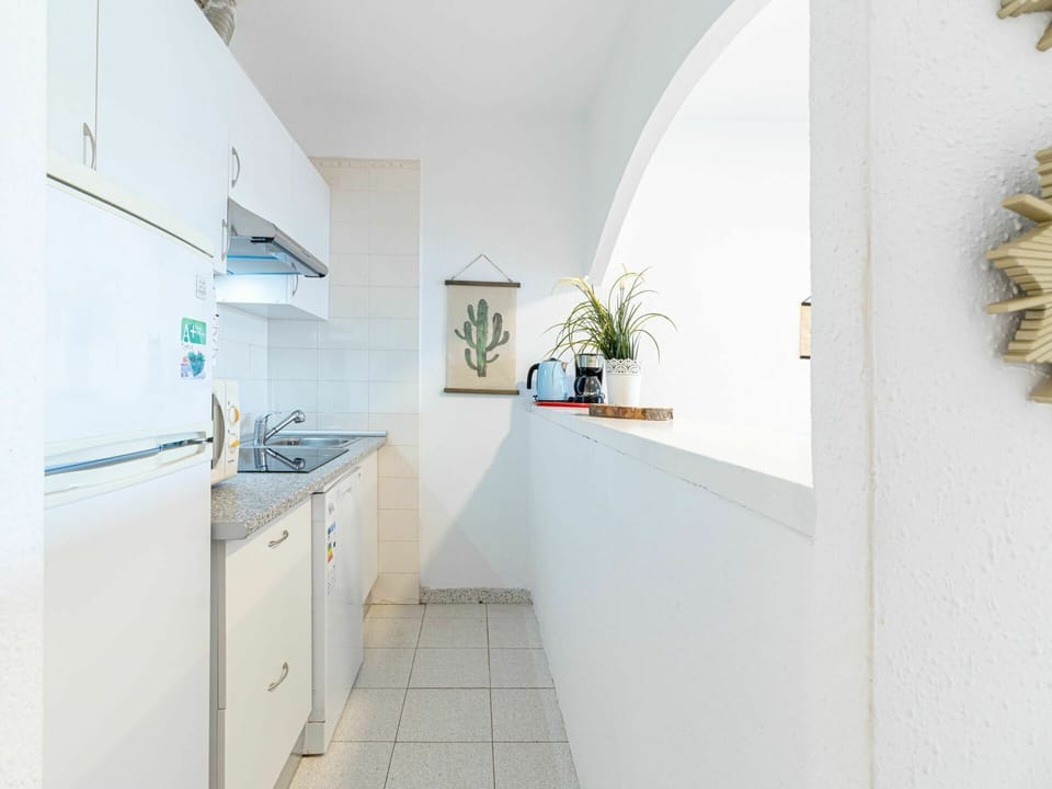 Cabinetry, Property, Tap, Sink, Building, Interior Design, Architecture, Plant, Flowerpot, Wood