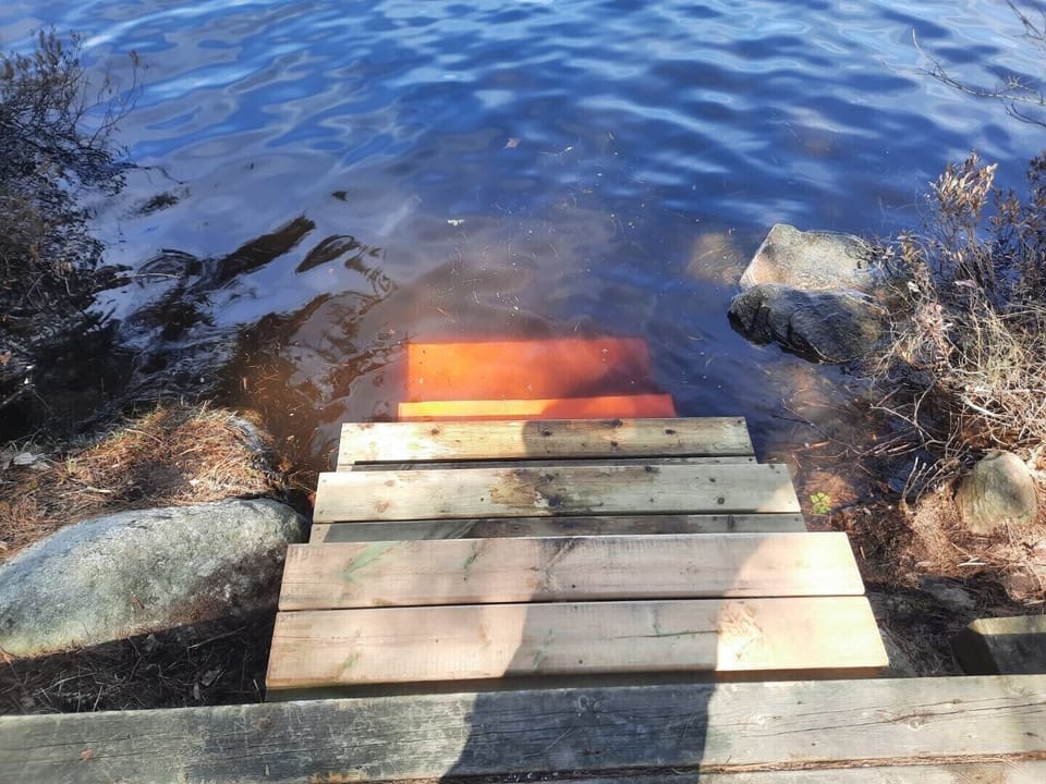 Shallow entry and safety steps into water 