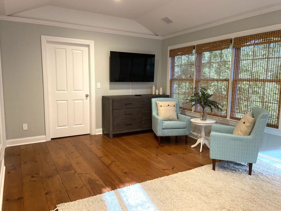 master bedroom sitting area