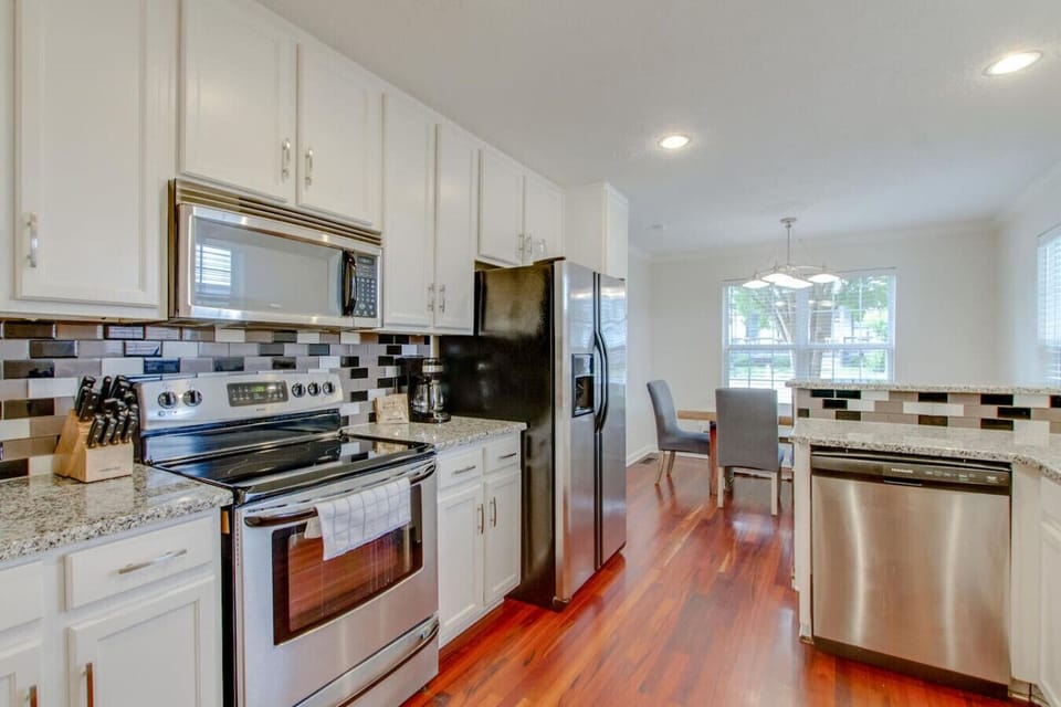 Full kitchen to whip up your favorite meal or order in!
