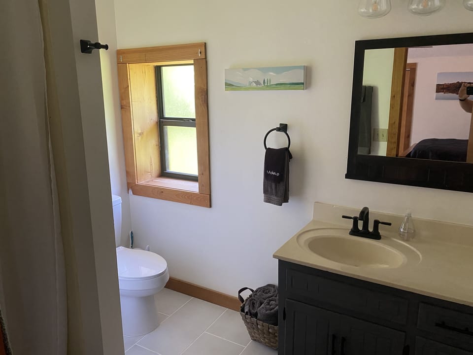 Upstairs en suite bathroom