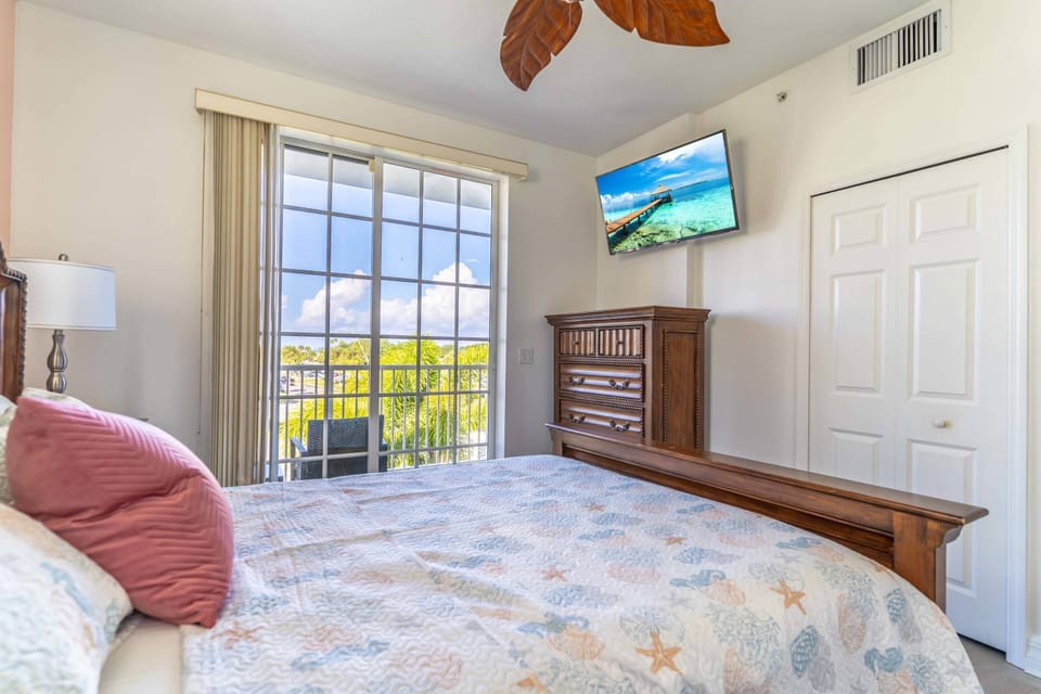 Upper Floor Queen Bedroom w/Walk In Closet, Flat Screen TV and Streetside Balcony