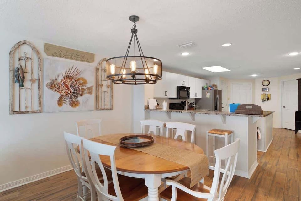 Dining with seating for 6