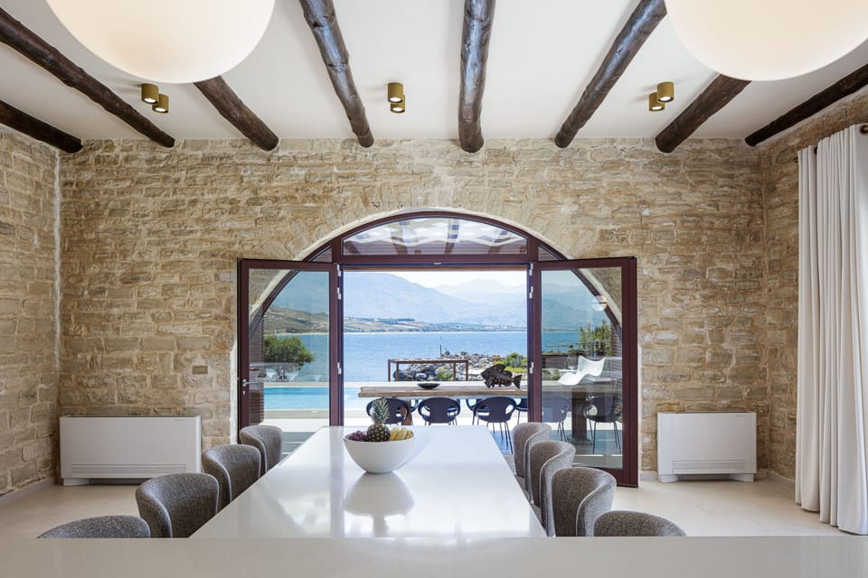 The Villa offers 4 different dining areas, 2 indoors and 2 outdoors.
