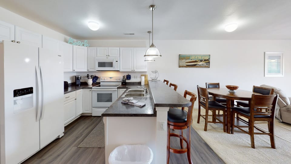 Kitchen with breakfast bar