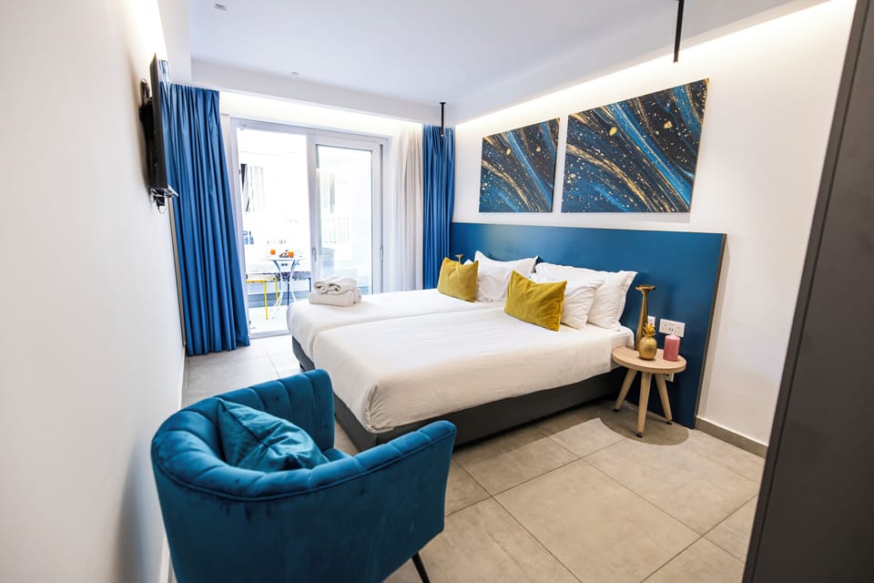 Deluxe Room | Minibar, in-room safe, laptop workspace, blackout drapes