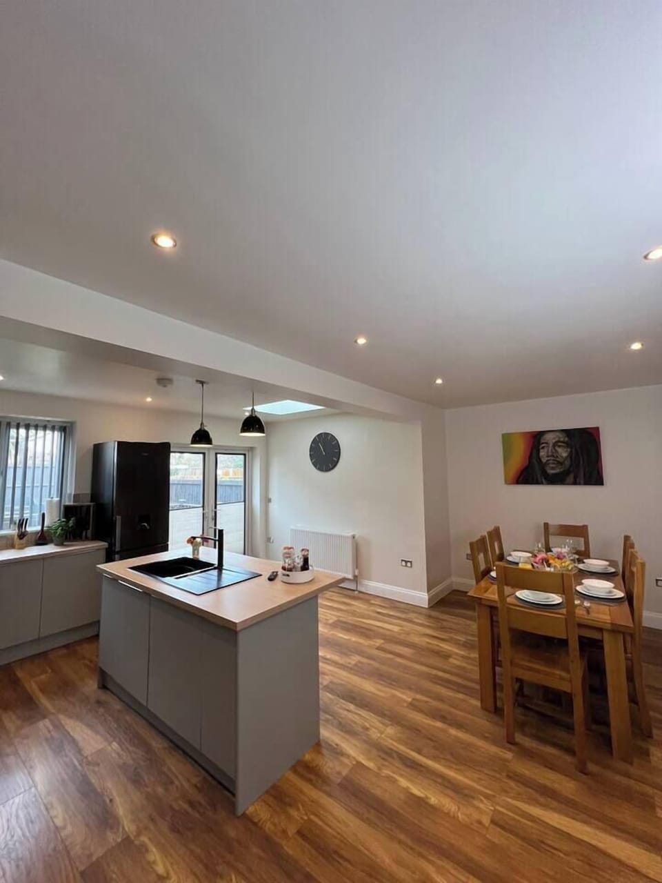 Large Kitchen diner for all to enjoy. 