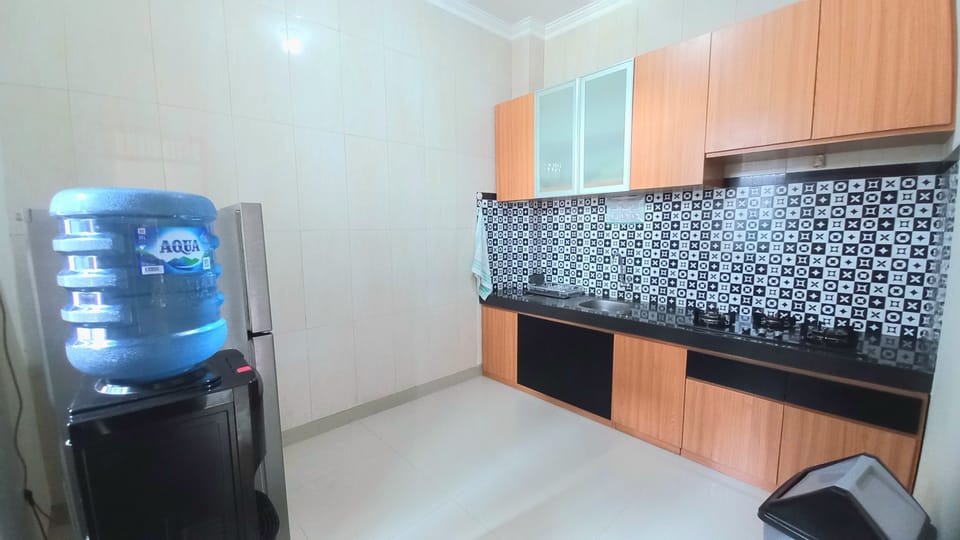 Family Room | Private kitchen | Full-size fridge, stovetop, electric kettle, cookware/dishes/utensils