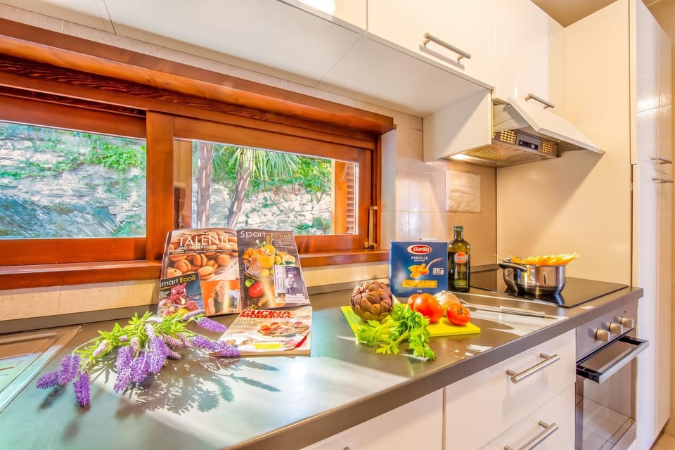 Family Villa, 2 Bedrooms, 2 Bathrooms, Lakeside (Villa Marilyn) | Private kitchen | Stovetop, electric kettle, dining table