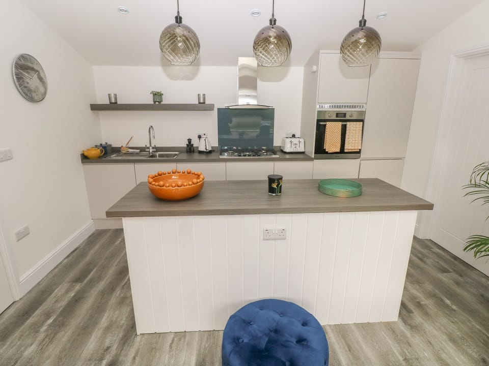 Cottage | Private kitchen | Fridge, dishwasher, electric kettle, toaster