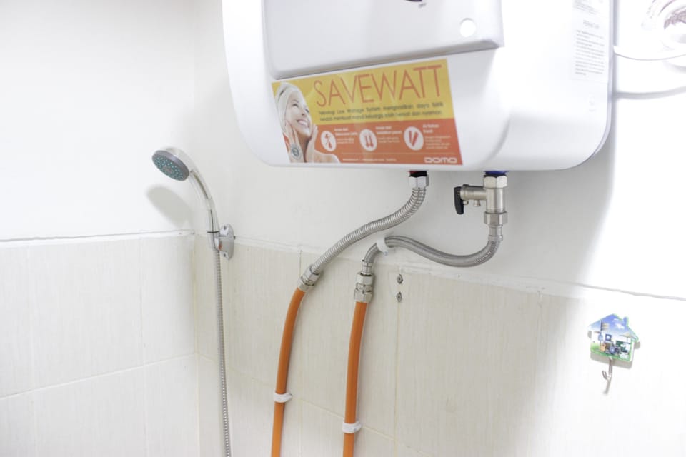 Room | Bathroom | Shower, free toiletries, towels