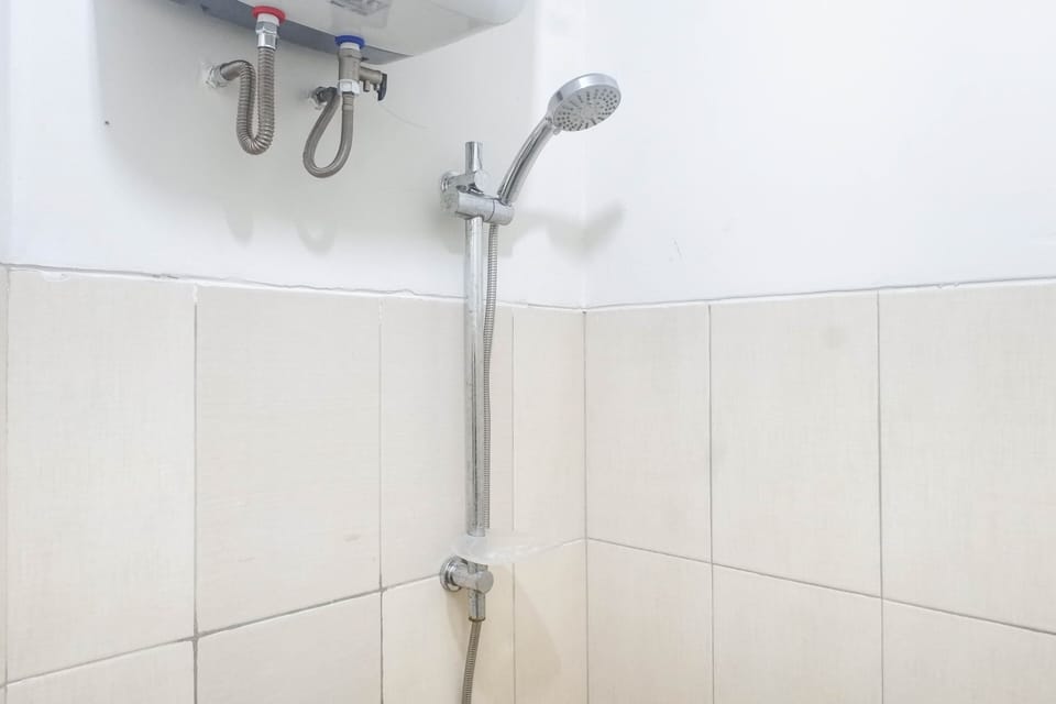 Room | Bathroom | Shower, free toiletries, towels