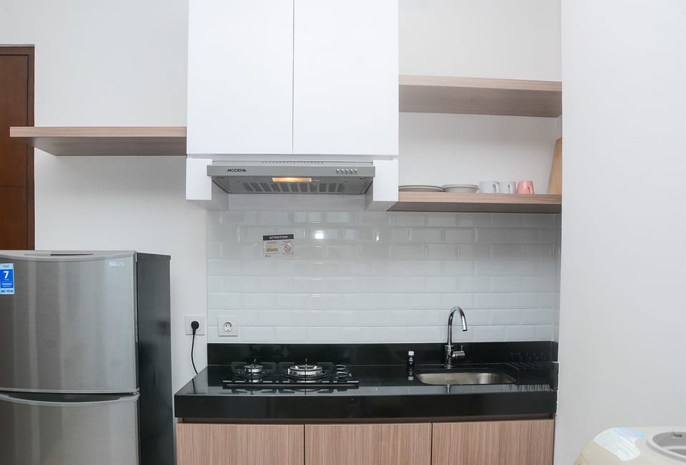 Room | Private kitchen | Fridge, microwave, stovetop, cookware/dishes/utensils