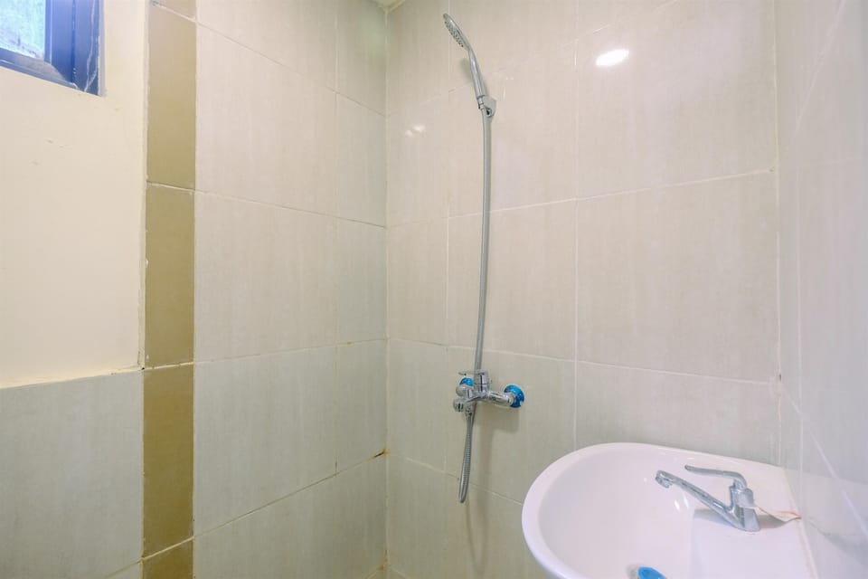 Room | Bathroom | Shower, free toiletries, towels