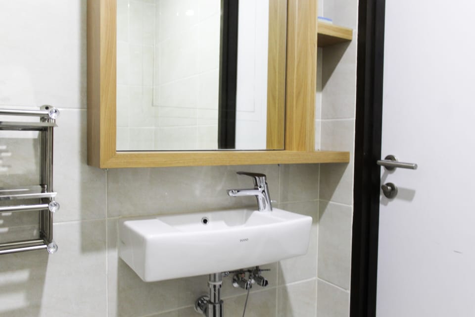 Room | Bathroom | Shower, free toiletries, towels