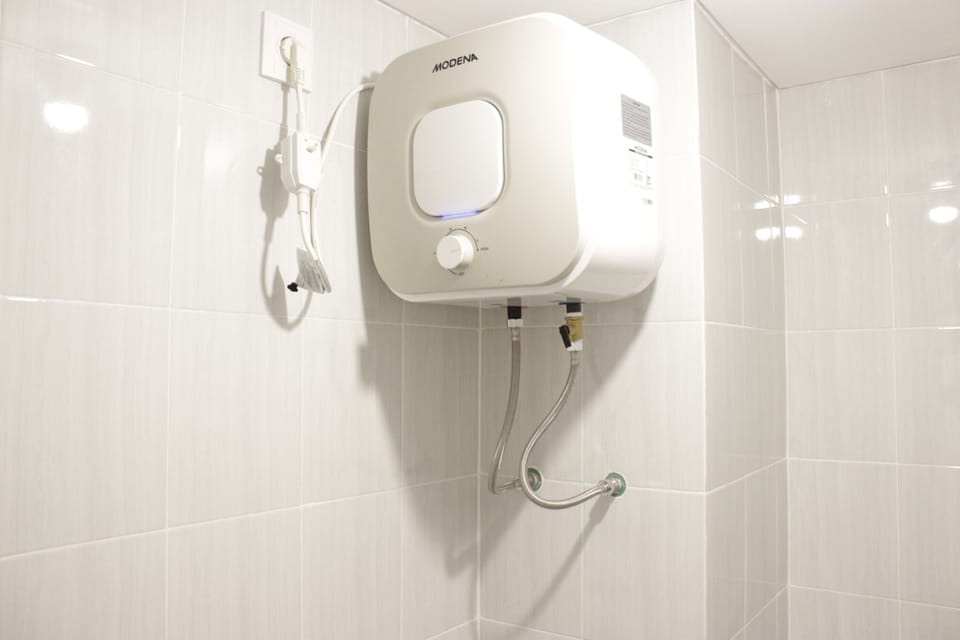 Room | Bathroom | Shower, free toiletries, towels