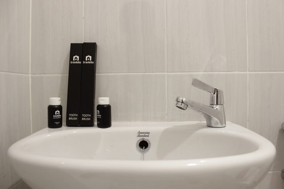 Room | Bathroom | Shower, free toiletries, towels
