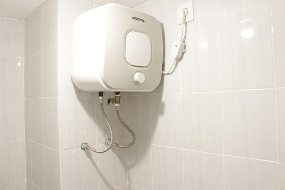 Room | Bathroom | Shower, free toiletries, towels