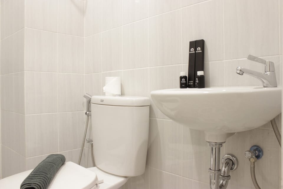 Room | Bathroom | Shower, free toiletries, towels