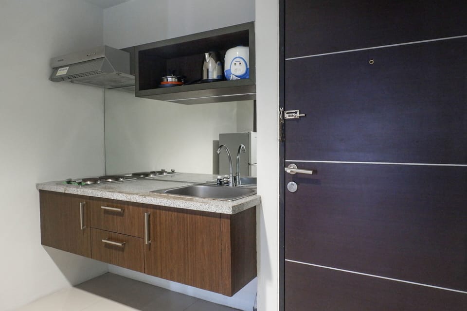 Room | Private kitchen | Fridge, stovetop, coffee/tea maker, cookware/dishes/utensils