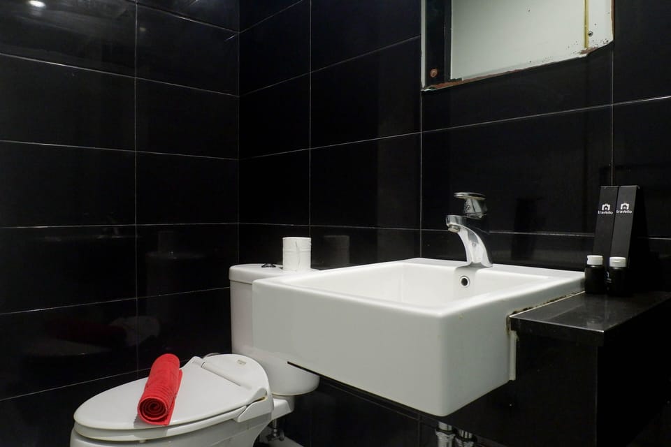 Room | Bathroom | Shower, free toiletries, towels